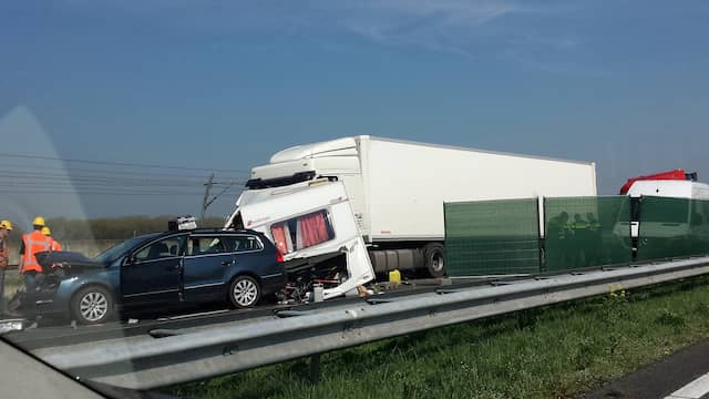 Persoon komt om het leven bij ongeval op A15 richting Rotterdam.