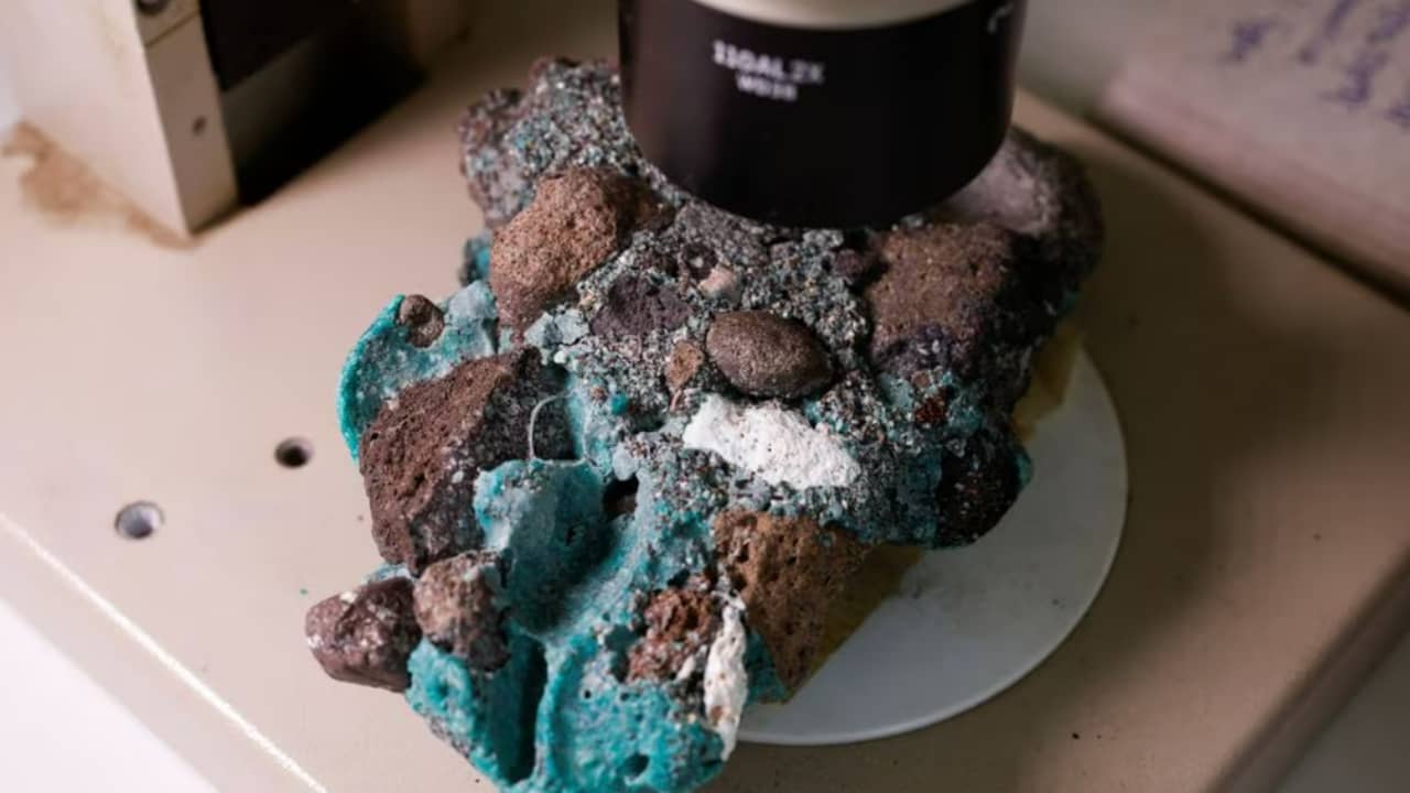 Des scientifiques découvrent des roches mélangées à des débris de plastique sur une île brésilienne |  climat