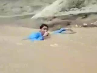 Pakistaanse man doet verslag terwijl water hem aan de lippen komt