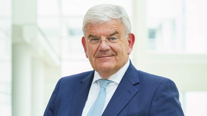 Burgemeester Van Zanen ambassadeur van Straatnieuws Den Haag/Rotterdam
