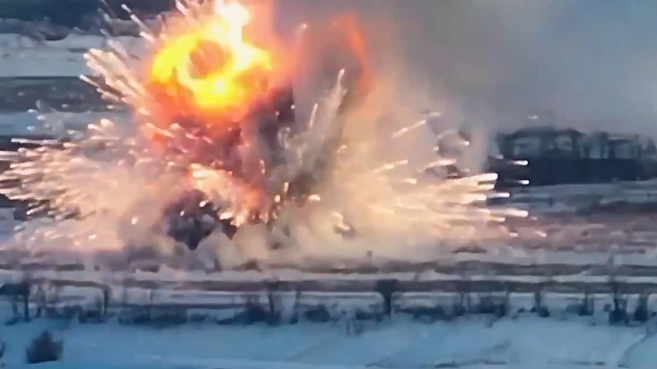 Beeld uit video: Russische raketwerper knalt uit elkaar na Oekraïense aanval