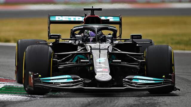 Mercedes kiest voor een meer conventionele rechte achtervleugel, zoals de meeste teams gebruiken op Monza. Ook is duidelijk dat Lewis Hamilton met een iets minder steile voorvleugel rijdt dan Max Verstappen.