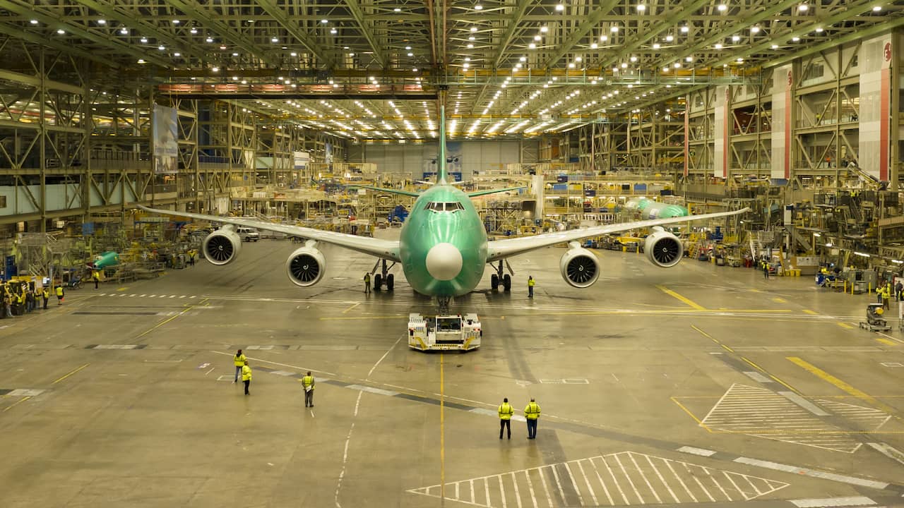 Last Iconic Boeing 747 Super Jumbo Rolls Off Production Line |  Economy