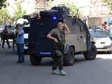 Turkse politieagenten controleren de omgeving na een aanval op collega's in het centrum van Diyarbakir.