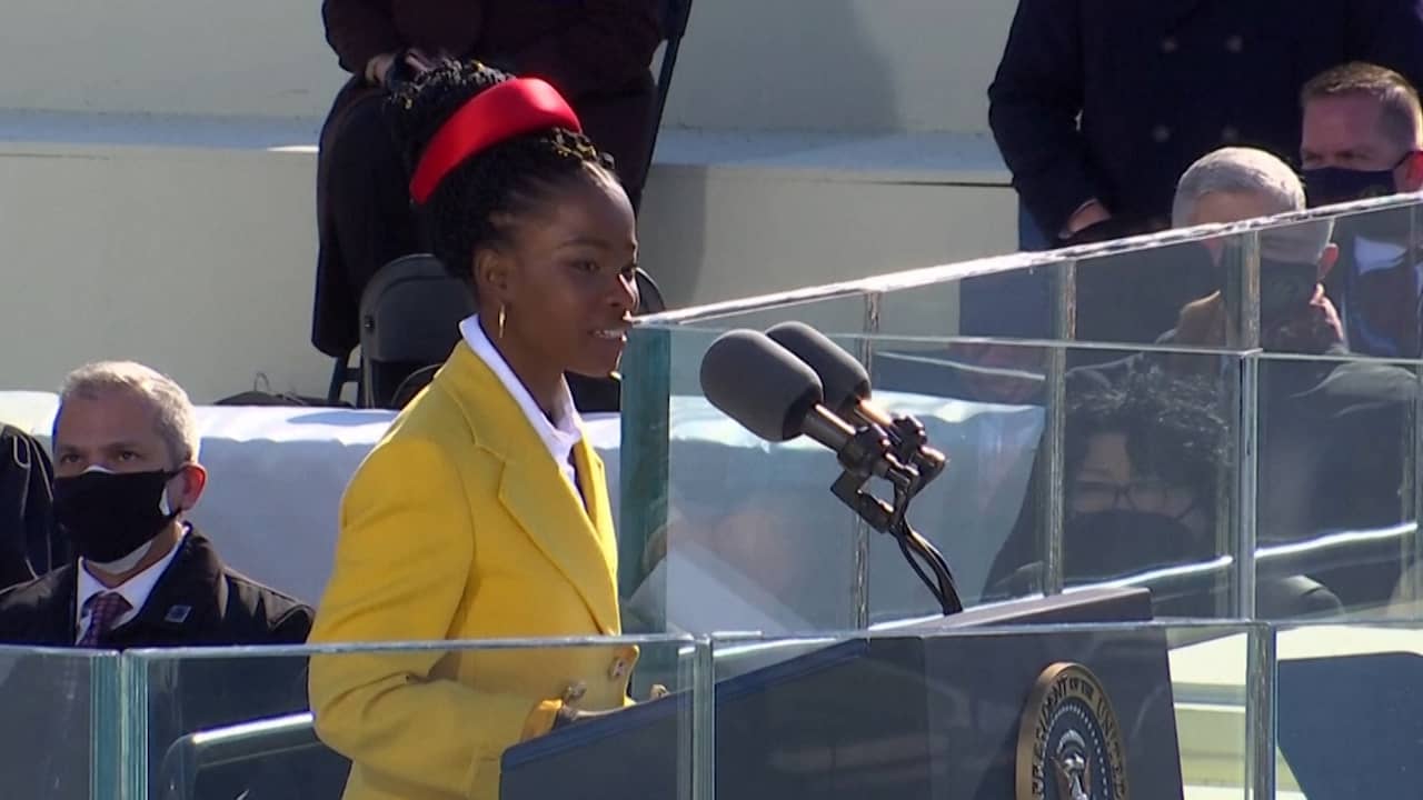 Beeld uit video: Amanda Gorman (22) draagt gedicht voor tijdens inauguratie Biden