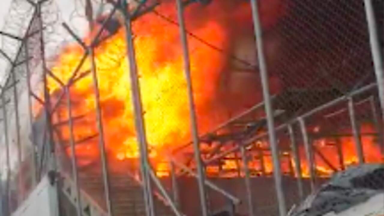 Beeld uit video: Grote brand in vluchtelingenkamp Lesbos