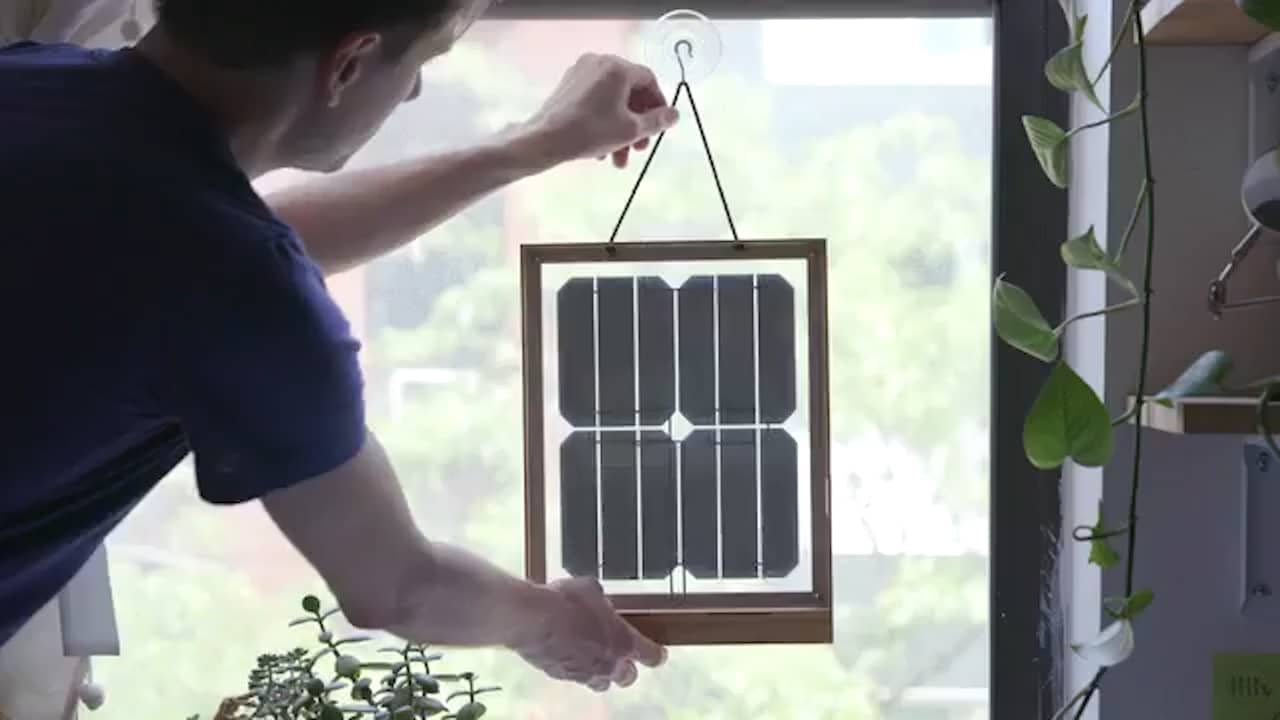 Beeld uit video: Zonnepaneeloplader met zuignap op te hangen aan ramen