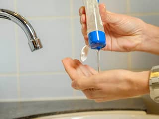 Helpt handgel tegen het coronavirus? 'Handen wassen met zeep is beter'