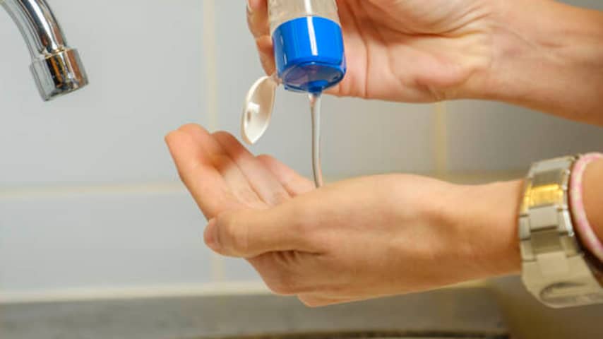 Helpt handgel tegen het coronavirus? 'Handen wassen met zeep is beter'