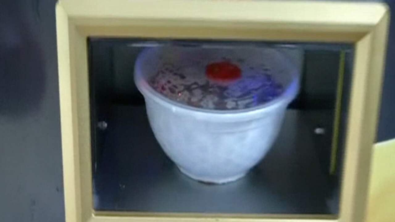 Beeld uit video: Verkoopautomaat in China bereidt 'verse' noodles