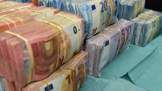 We betalen minder contant: Waar blijven al die euro's?