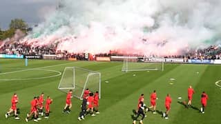 Duizenden fans zwepen Feyenoord-spelers op in aanloop Klassieker