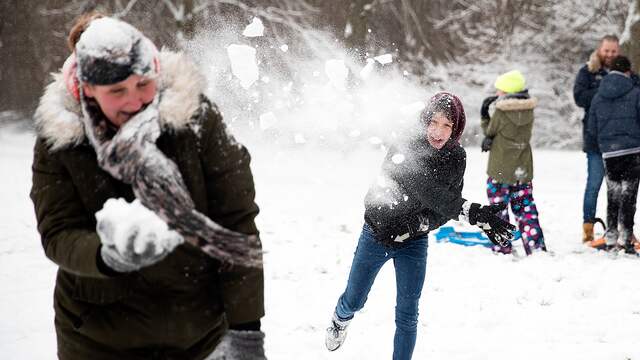 Sneeuwballen gooien in Rotterdam.