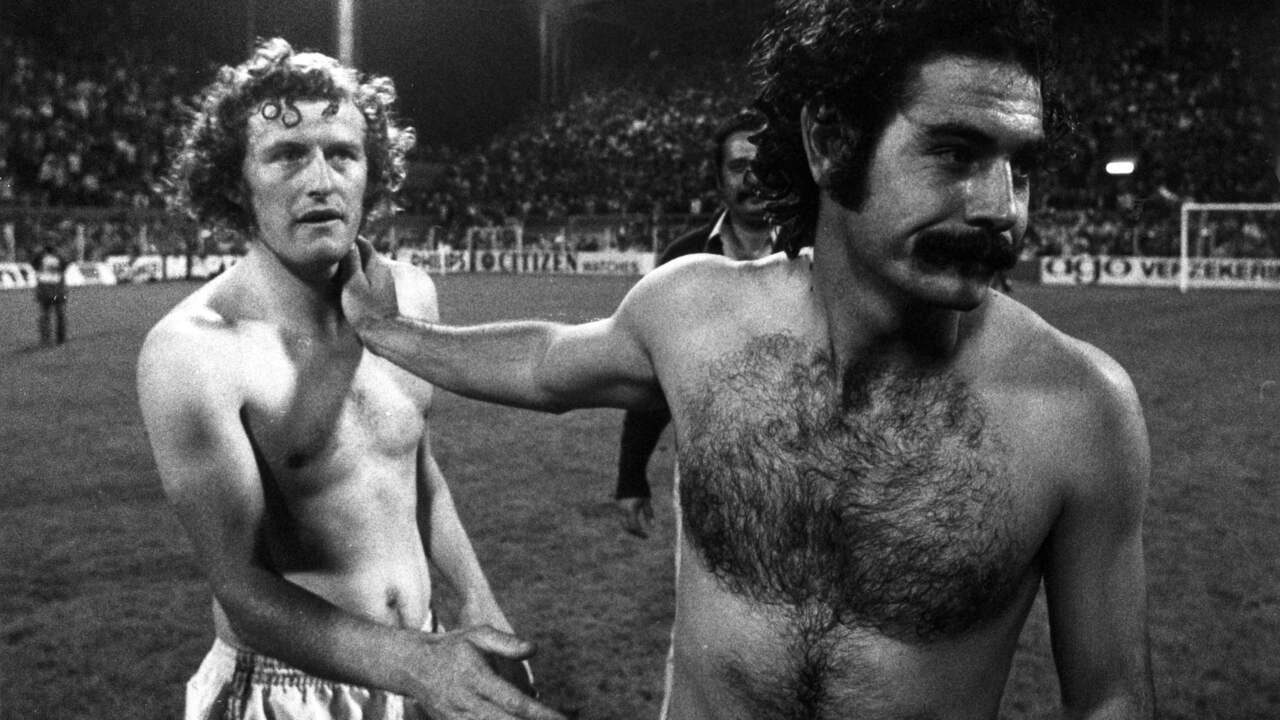 Jansen als speler van Oranje op het WK in 1974 naast de Braziliaan Roberto Rivellino. Nederland verloor uiteindelijk in de eindstrijd van West-Duitsland.