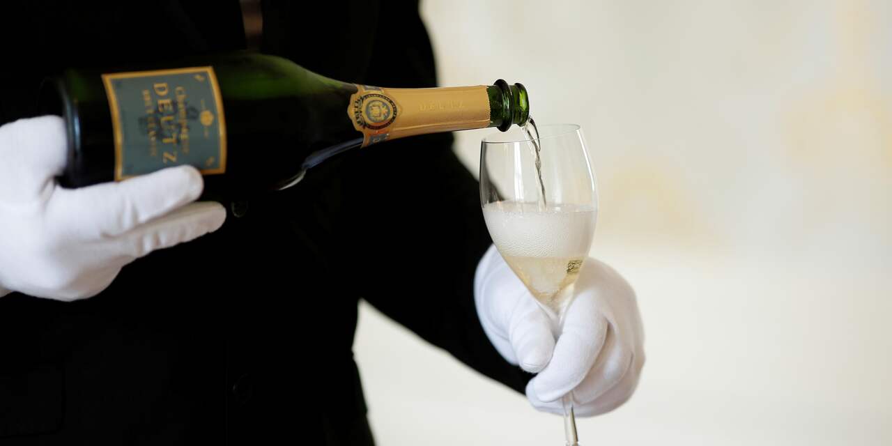Champagnemakers houden 100 miljoen flessen over door gebrek aan feestjes