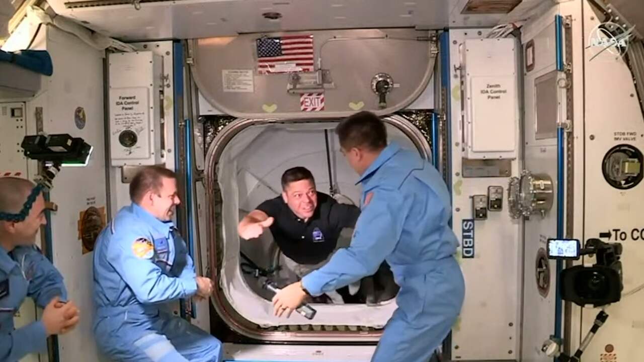 Beeld uit video: Eerste bemande astronautencapsule van SpaceX meert aan bij ISS