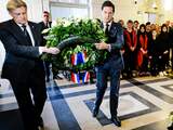 Premier Mark Rutte en Martin van Rijn, staatssecretaris van Volksgezondheid, Welzijn en Sport, leggen een krans bij de Erelijst van Gevallenen in de hal van de Tweede Kamer. 