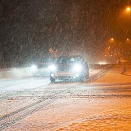 Code geel tijdens ochtendspits vanwege gladheid en sneeuw, ongelukken op lokale wegen