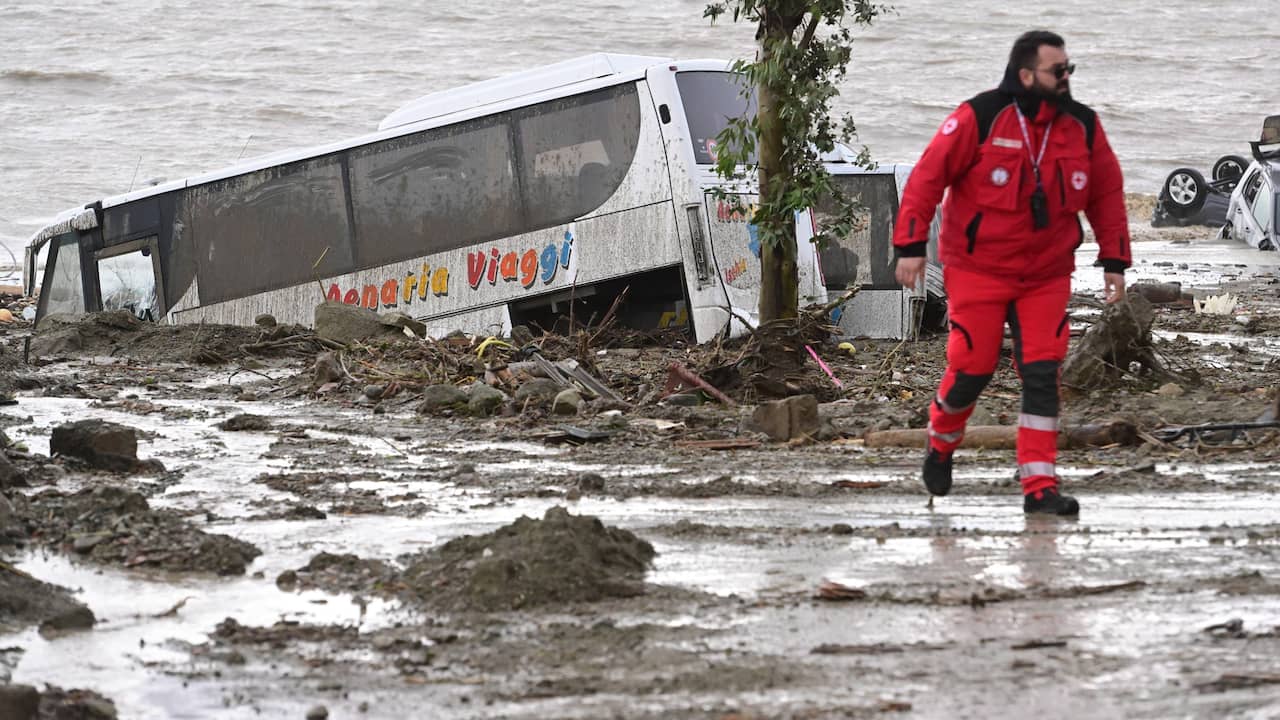 The death toll from the landslide on the Italian island of Ischia rises to three |  Abroad