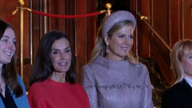 Koninginnen poseren samen tijdens Amsterdam Spanish Film Festival
