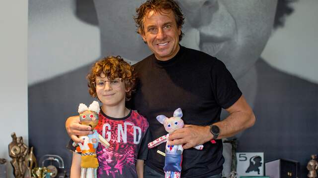 Melvin (12) helpt kinderen door knuffels te maken