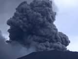 Indonesische vulkaan spuwt as kilometers de lucht in na uitbarsting
