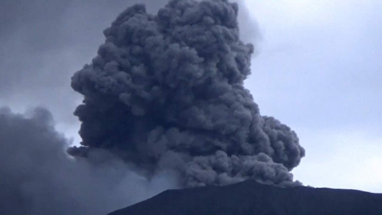Beeld uit video: Indonesische vulkaan spuwt as kilometers de lucht in na uitbarsting