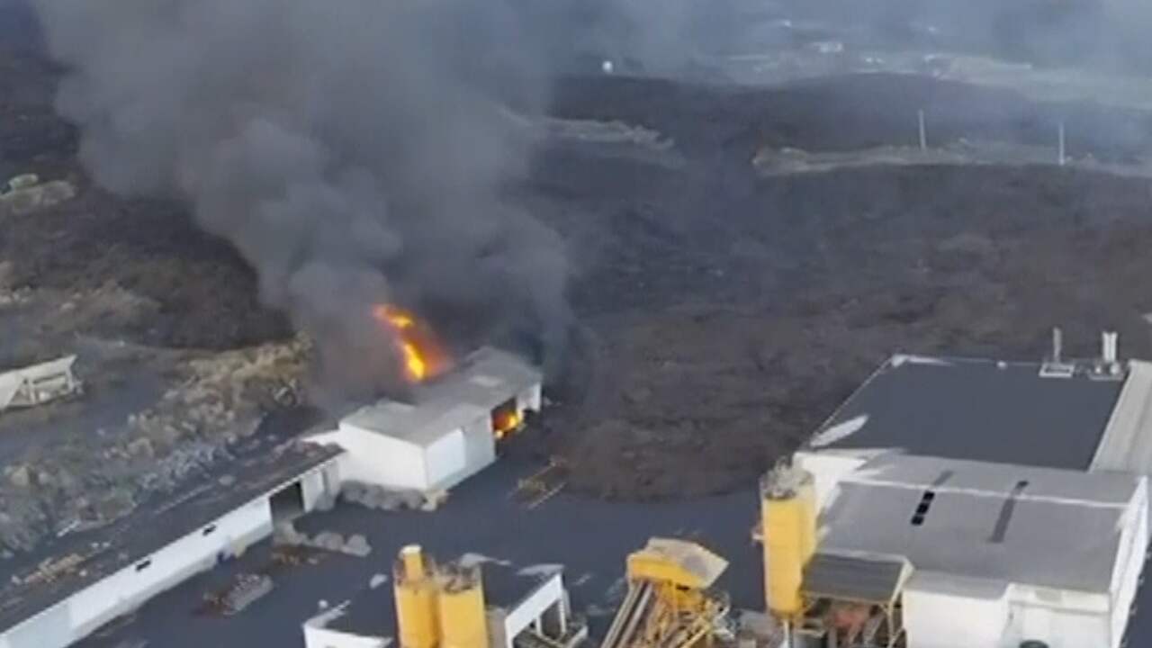 Beeld uit video: Lava op La Palma slokt cementfabriek op