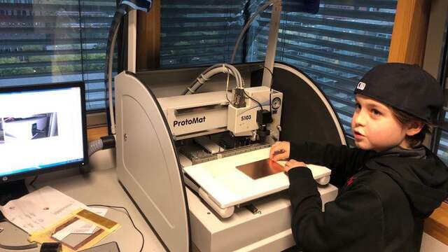 Laurent werkt met een van de machines van de universiteit.