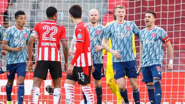 Dusan Tadic juicht vlak voor het gezicht van Denzel Dumfries na zijn benutte strafschop.