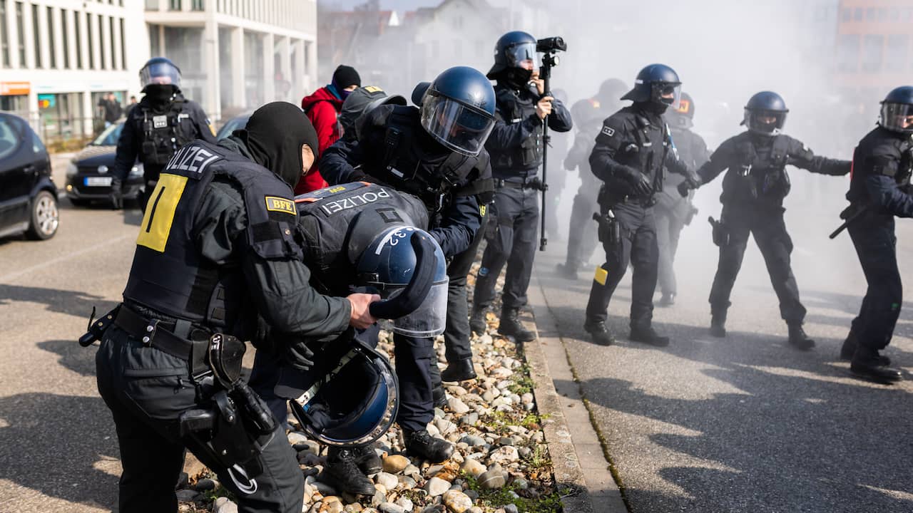 Decine di agenti tedeschi feriti durante una manifestazione contro il partito di destra AfD |  al di fuori