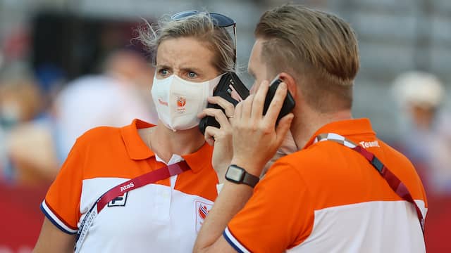 Loes Gunnewijk (links) is sinds 2019 de bondscoach van de vrouwen.