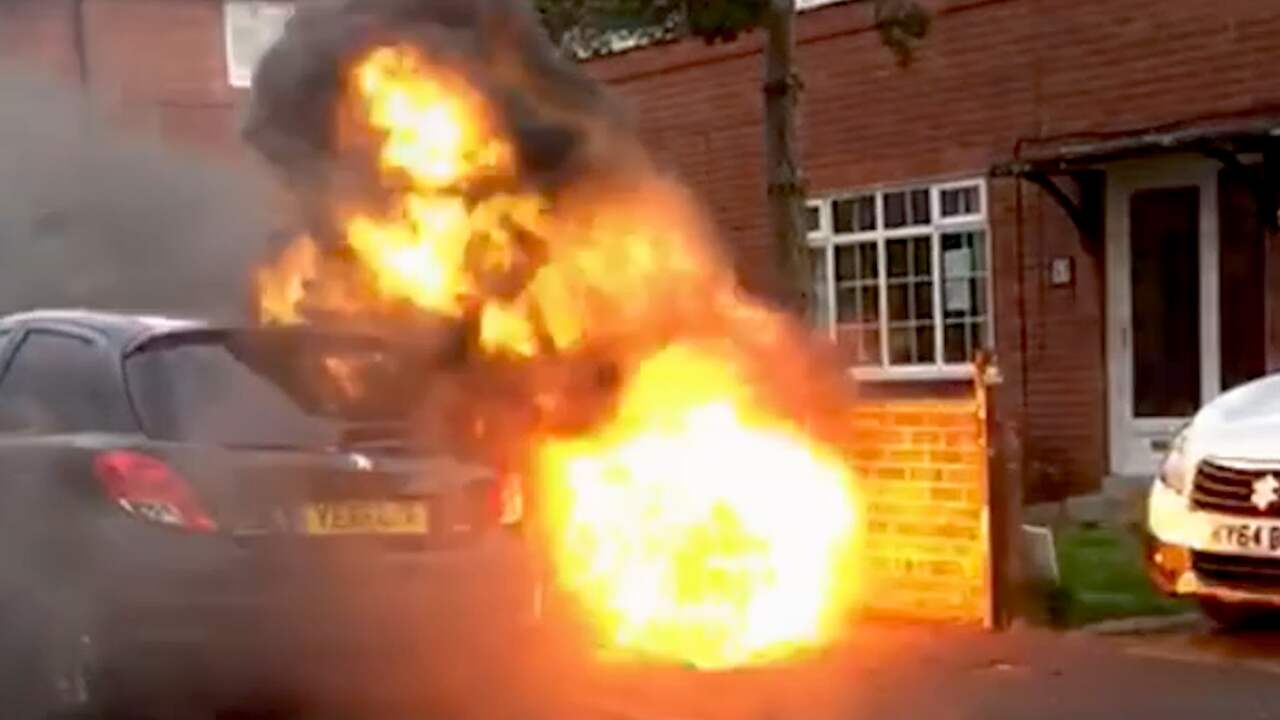 Beeld uit video: Engelse straat spuwt zwarte rook en vuur uit