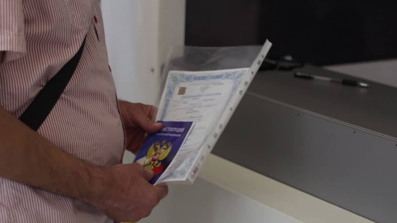 Beeld uit video: Oekraïners in Donetsk vragen Russisch paspoort aan in nieuw kantoor