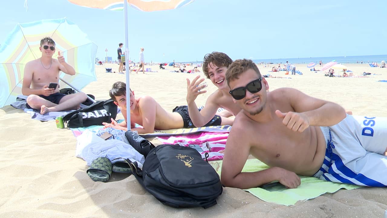 Beeld uit video: Strandgangers genieten van hoge temperaturen in Scheveningen