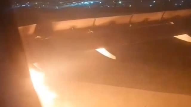 Vlammen slaan uit motor van Indiaas vliegtuig