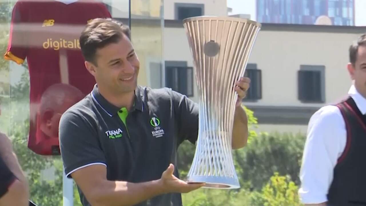 Beeld uit video: Conference League-beker komt aan in Tirana