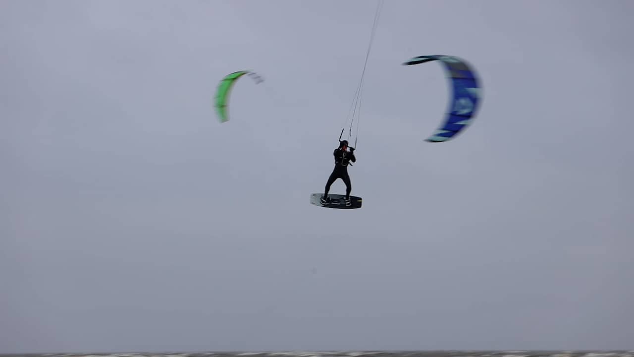 Image from video: Kitesurfers go meters into the air on the IJsselmeer during storm Pia