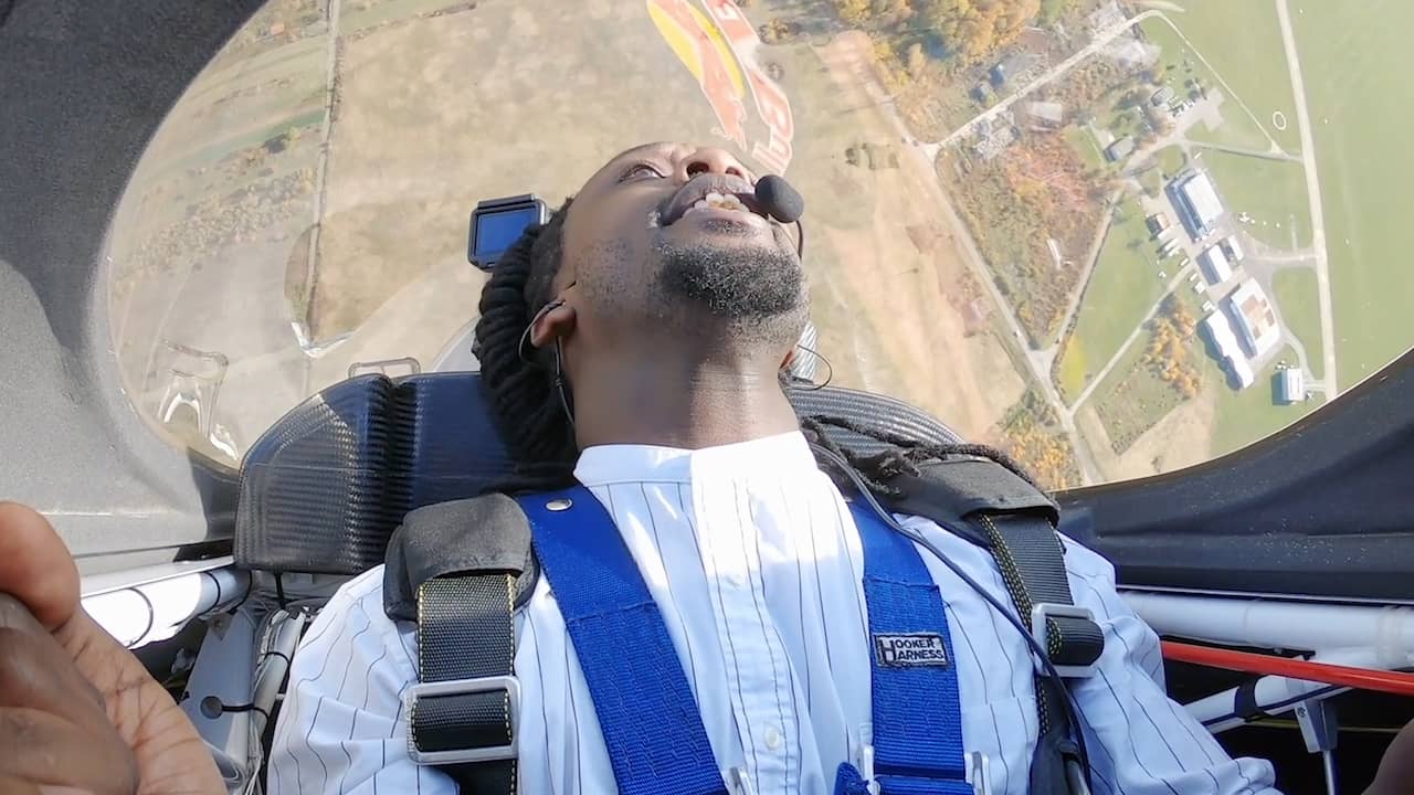 Akwasi in een stuntvliegtuig: 'We hebben stalen ballen'