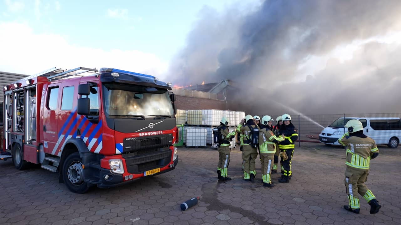Beeld uit video: Hulpdiensten vinden drie lichamen na fatale brand in Werkendam