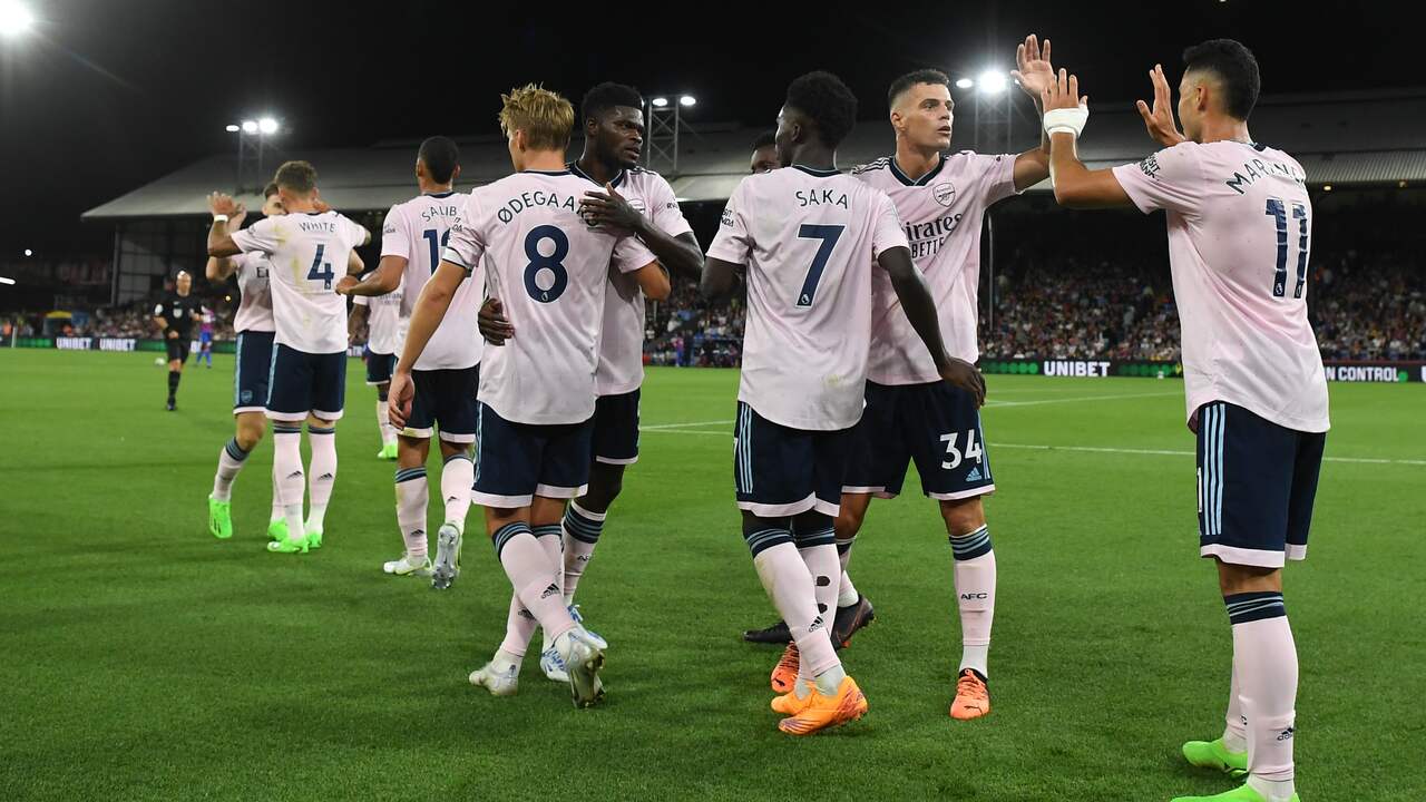 Arsenal begon vrijdag op overtuigende wijze aan het Premier League-seizoen.