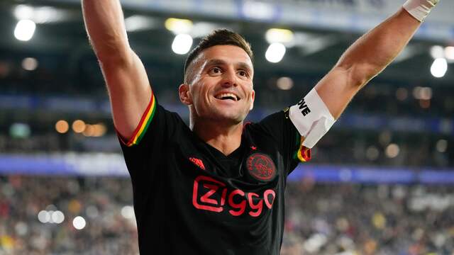 Ajacied Dusan Tadic met de speciale OneLove-aanvoerdersband.