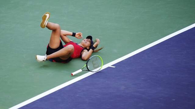 Paula Badosa stort dolgelukkig ter aarde na het beslissende punt tegen Victoria Azarenka.
