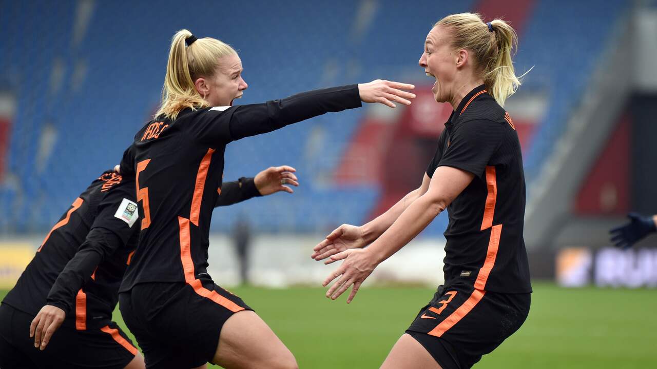 Blijdschap bij Oranje na de gelijkmaker van Stefanie van der Gragt.