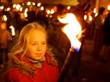Duizenden op de been voor fakkeltocht langs kerk en moskee: ‘Hier begint onze kerst!’