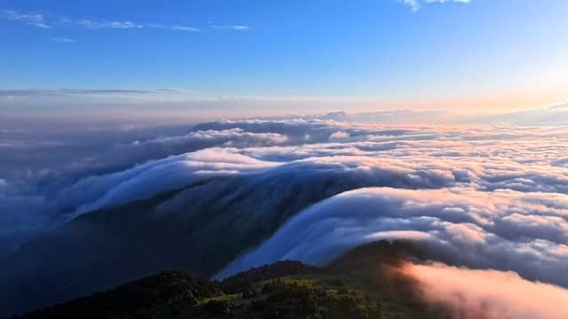 Luchtbeelden tonen 'wolkenwaterval' boven bergen in China