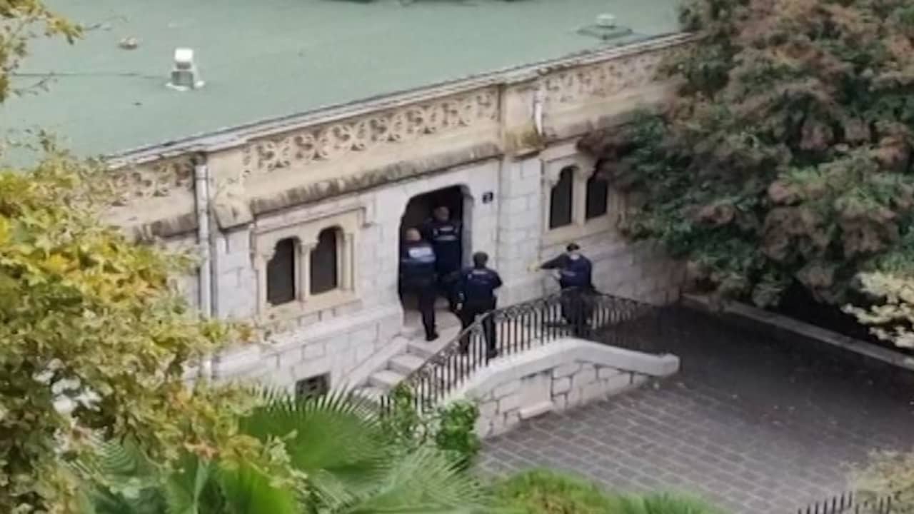 Beeld uit video: Politie lost schoten in kerk na aanval met mes in Nice