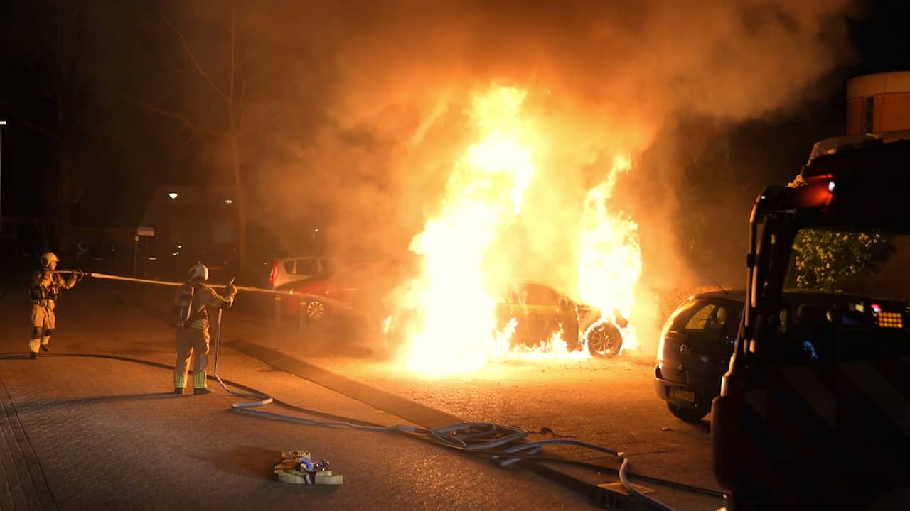 Beeld uit video: Brandweer blust felle autobrand in Houten