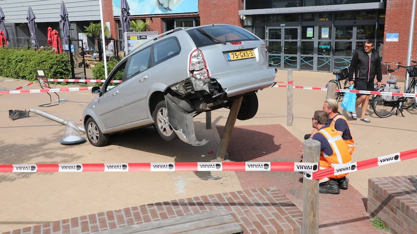 Auto Belandt Op Paal Na Intrappen Verkeerde Pedaal | Leiden | NU.nl