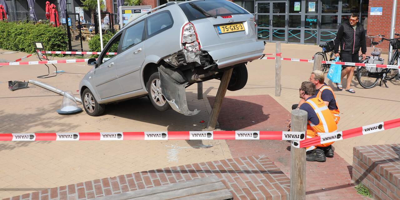 Auto belandt op paal na intrappen verkeerde pedaal